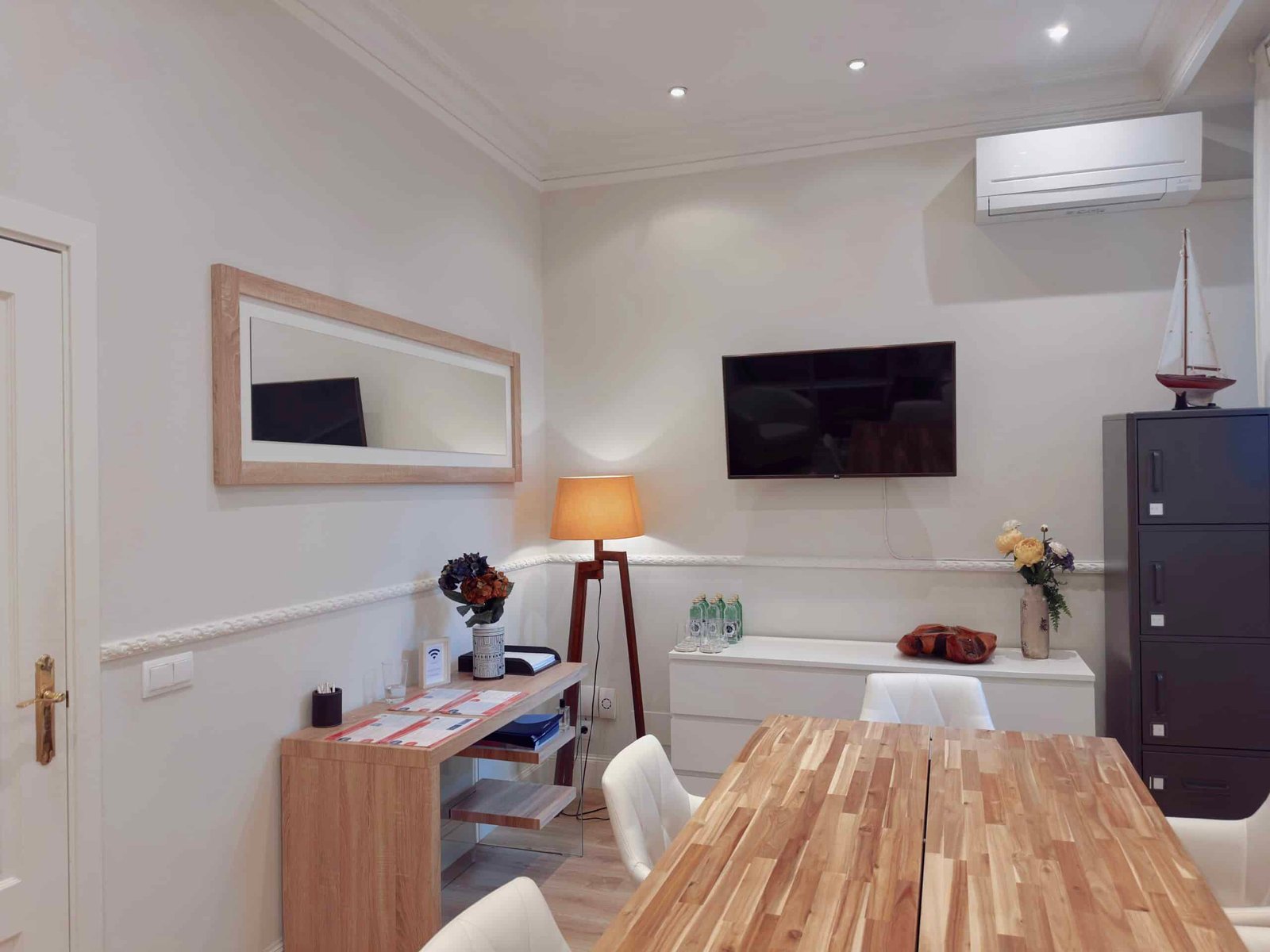 Edited in Tezza with: Vintage, Sombras, Brillo, Luces, Temperatura, Saturación, Nitidez, HSL, & Contraste