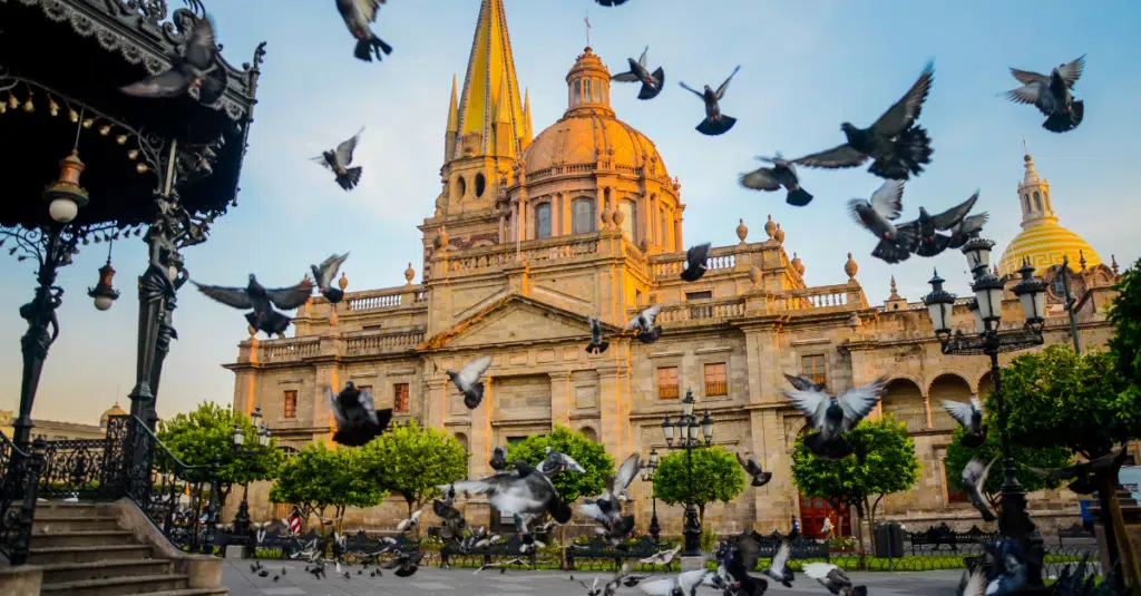 pros cons living in mexico